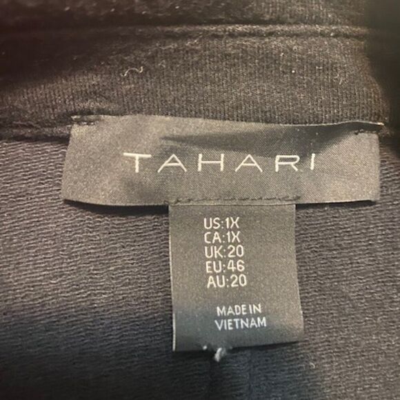 Tahari Black Knit 3 button front pockets blazer, size 1X - Picture 4 of 5